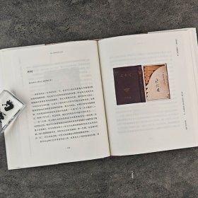 书籍设计美学的经典著作《装订考》，16开精装，回顾150年来日本经典文学书的装帧设计，配以近200幅全彩书影，出版人、藏书家、爱书人都应入手的纸质书宝典。