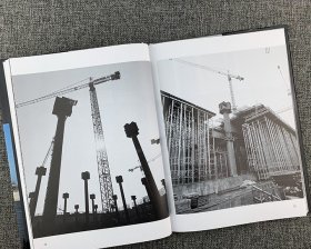 德国引进《柏林中央火车站》，大16开精装，铜版纸全彩印刷。丰富的图文，从各个角度观察记录了柏林的地标性建筑——柏林中央火车站的建造历程、建设场景。