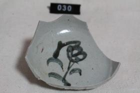 花卉纹青花瓷片标本（030）