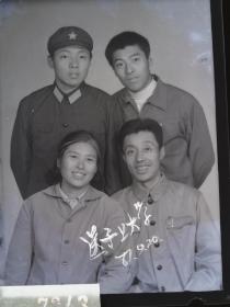 7243 底片  从民国到新中国 未经荼毒的 老北京人家  送孩子上大学 还有一个当兵的 全家福 1987