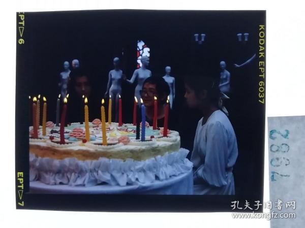 7982 北京电影制片厂剧照 海报用图反转片 老表演艺术家明星美女 《一个死者对生者的访问》 是一部黄健中执导，常蓝天  林芳兵  余俊武  纳西摩错  纪元主演的奇幻题材影片 1987年    人体模特 巨大的生日蛋糕