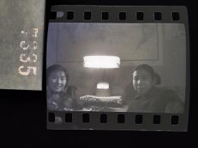 7335 底片 从民国到新中国 未经荼毒的 老北京人家相册   好姐妹的烛光晚餐 台灯