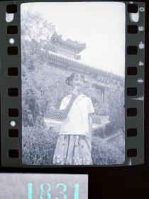 天-1831 从民国到新中国 老北京人家相册  中国儿童剧院女演员---金支秀华  御花园