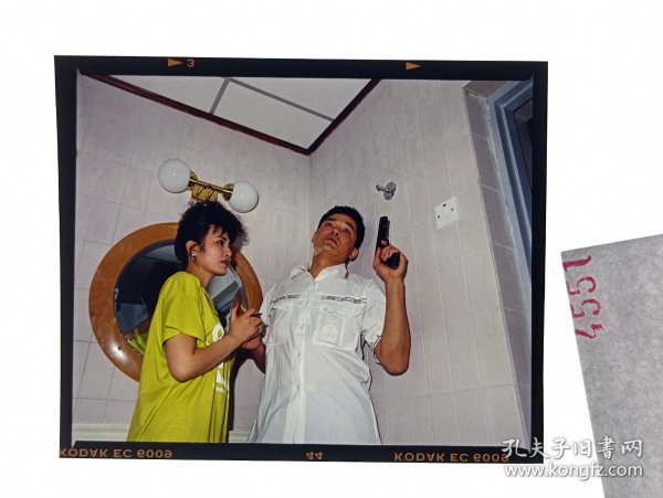 天 4551 北京电影制片厂剧照 海报用图反转片 老表演艺术家明星美女 《黑色二五》是由尹爱群执导的动作片，罗钢、申军谊、田岷参加演出 一九九二年----