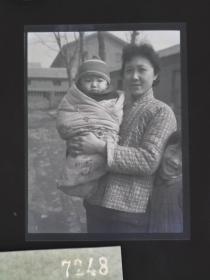 7248 底片  从民国到新中国 未经荼毒的 老北京人家  襁褓 妈妈