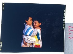 天-4277 北京电影制片厂剧照 海报用图反转片 老表演艺术家明星美女  《红墙外》  石冼导演 白志迪、何晴、夏菁、张京主演 八九年上映----