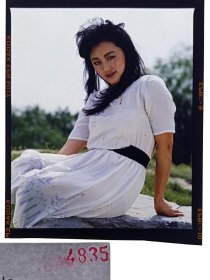 天 4835 八九十年代 美女 挂历 出版用 模特 反转片---白裙美女