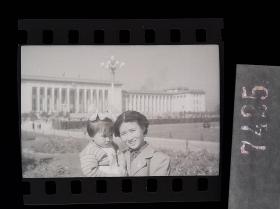 7425 底片 从民国到新中国 未经荼毒的 老北京人家相册   美丽的妈妈 天安门广场 人民大会堂