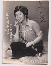 年代老照片 明星 签名照  张小英（Chang Siao Ying），籍贯：广东省客家人，新加坡女歌手，1965年勇夺‘国立新加坡大学歌唱比赛’冠军 及丽的呼声主办“第一届华语流行歌曲比赛”冠军。她的决赛的歌曲是《河上相思》。张小英与新加坡的林竹君、黄晓君及台湾的邓丽君被誉为“三君一英”，横扫国语歌坛。