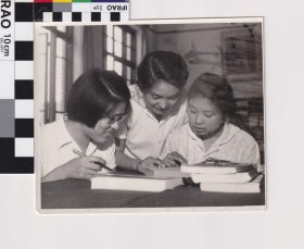 54-4 天津市国营 第二 棉纺织厂 六七十年代 激情年代 老照片 美女 大厂女工 ----生产间隙 学习毛主席著作