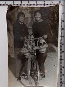 36-9  年代老照片---自行车上挂满花篮