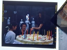 7983 北京电影制片厂剧照 海报用图反转片 老表演艺术家明星美女 《一个死者对生者的访问》 是一部黄健中执导，常蓝天  林芳兵  余俊武  纳西摩错  纪元主演的奇幻题材影片 1987年     人体模特生日蛋糕