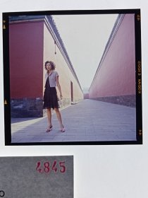 天 4845 八九十年代 美女 挂历 出版用 模特 反转片---短裙 长腿 故宫 红墙