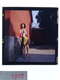 天 4832 八九十年代 美女 挂历 出版用 模特 反转片---短裙 长腿 故宫 红墙