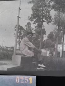 251 老照片底片 八十年大学生活系列 四川大学  回力鞋 摩登少年