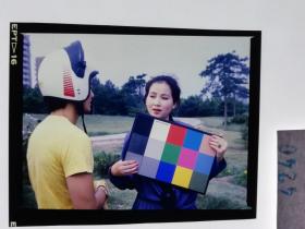 4240 北京电影制片厂剧照 海报反转片 明星美女《女明星秘史》是一部由刘国权导演执导、毛阿敏、张燕等主演的影片，该片于1989年上映     三十年前的剧组工作人员 拿着色板