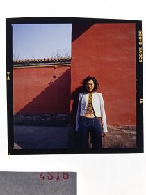 天 4816 八九十年代 美女 挂历 出版用 模特 反转片---故宫 红墙露肚脐
