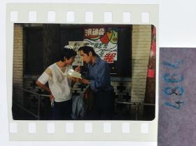 4864 北京电影制片厂剧照 海报用图反转片 老表演艺术家明星美女 《大学生轶事》是1988年由杜民执导，周生、江庚辰、智一桐、梁天、白灵、迟蓬等主演    知识爆炸的年代 墙角学习的大学生 演讲会海报 现代化与我