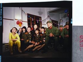 天 3680 老表演艺术家明星美女 -《穿校官服的小兵》是袁月华执导的一部中国大陆剧情片，唐茜、梅红等参与演出   ----和女兵看表演
