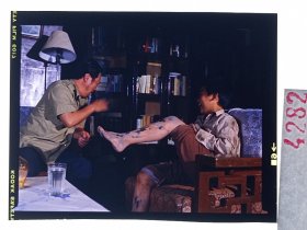 天-4282 北京电影制片厂剧照 海报用图反转片 老表演艺术家明星美女  《红墙外》  石冼导演 白志迪、何晴、夏菁、张京主演 八九年上映----这一张也出版过 海报