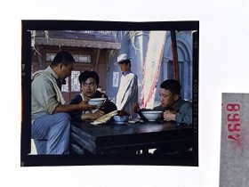 天 4668 北京电影制片厂旧藏 明星美女剧照反转片 《笨人王老大》是郭维导演，梁庆刚、韩桂菊主演的电影，在彩色故事片 八七年----