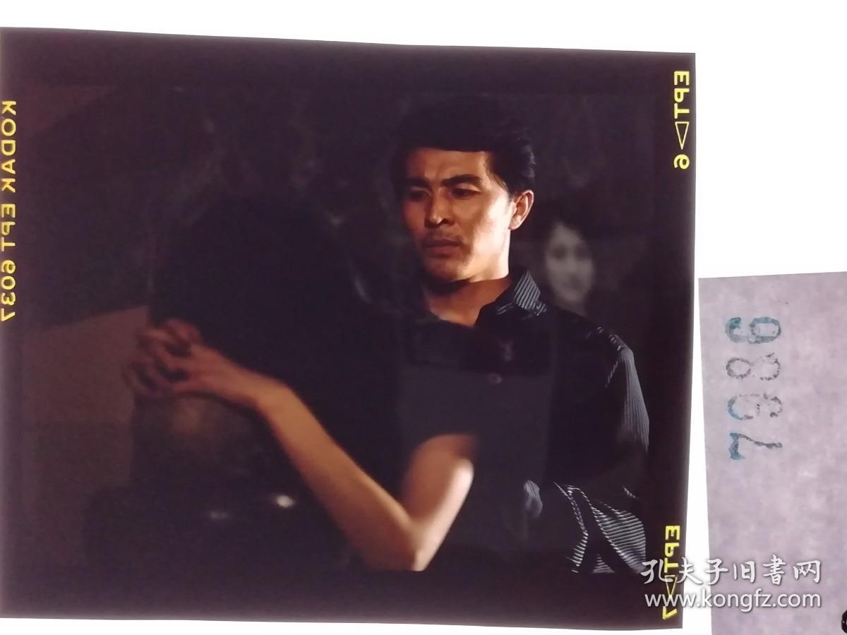 7986 北京电影制片厂剧照 海报用图反转片 老表演艺术家明星美女 《一个死者对生者的访问》 是一部黄健中执导，常蓝天  林芳兵  余俊武  纳西摩错  纪元主演的奇幻题材影片 1987年     哪来的一只手