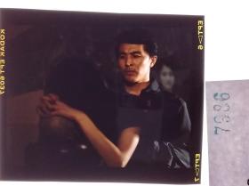 7986 北京电影制片厂剧照 海报用图反转片 老表演艺术家明星美女 《一个死者对生者的访问》 是一部黄健中执导，常蓝天  林芳兵  余俊武  纳西摩错  纪元主演的奇幻题材影片 1987年     哪来的一只手