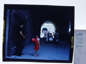 7985 北京电影制片厂剧照 海报用图反转片 老表演艺术家明星美女 《一个死者对生者的访问》 是一部黄健中执导，常蓝天  林芳兵  余俊武  纳西摩错  纪元主演的奇幻题材影片 1987年    红裙子小女孩