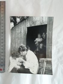 摄影家比赛大尺寸老照片 21   妈妈喂养孩子