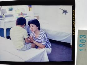 1803  七八九十年代 明星 美女 剧照反转片 《SOS村》1988年 美丽的妈妈  小朋友
