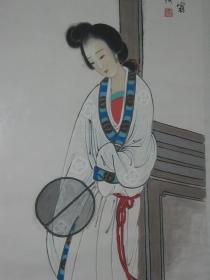 （保真）来源艺术家本人：国画大师徐燕荪入室弟子—已故著名四川人物画家李仲海先生1999年国画工笔人物画精品——《执扇仕女图》一件，大尺寸（近4尺），人物生动传神、衣饰工细精美，传统功力深厚。