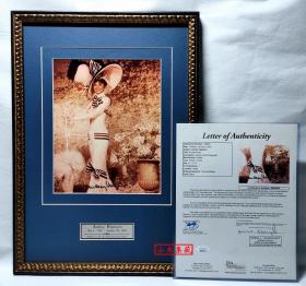 “人间天使” 奥黛丽·赫本 亲笔签名影片《窈窕淑女》(My Fair Lady)肖像剧照（照片约10英寸，装裱附框） 由三大签名鉴定公司之一JSA鉴定