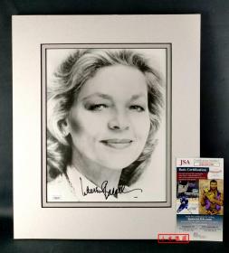 “百年最伟大的女演员第20位” 劳伦·白考尔 亲笔签名照片（照片约10英寸，已装裱卡纸） 由三大签名鉴定公司之一JSA提供鉴定