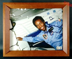 “人类首位进入太空的非裔黑人” 圭恩·布鲁福德（Guion Bluford） 亲笔签名照片（照片约10英寸，附框） 由国际三大签名鉴定公司之一Beckett（BAS）鉴定