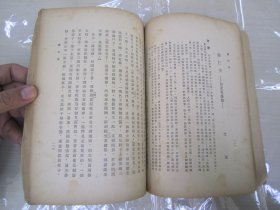 稀见初版“精品文学小说集”《古今中国小说小品文精选》，大32开平装一册全。“外语学院出版部”1943年，繁体竖排刊行。内录“周作人、鲁迅、老舍、冰心、朱自清、郁达夫、胡云翼，等名家名作”，和本原刊仅印1000部，版本罕见，品如图！