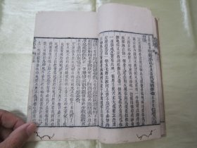 稀见清线装木刻戏曲小说“笠翁十种曲”之《凰求鳳传奇》，【清】李渔 撰，“元亨利贞”，存下半部，“利贞”卷下之上、卷下之下二卷，木刻线装一册。此为中华传统小说戏曲善本。是书刻印精美，校印俱佳，版本罕见，品如图。