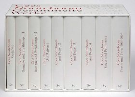 【BOOK LOVERS专享4556元】德语德文原版 Cees Nooteboom Gesammelte Werke in 9 Bänden: Gesammelte Werke in neun Bänden 塞斯·诺特博姆文集 第一至第九卷合售 布面精装函套版 含丰富照片 德语进阶权威版 内页非常厚重 大概率因运输导致函套接缝处裂纹 书能保证完好