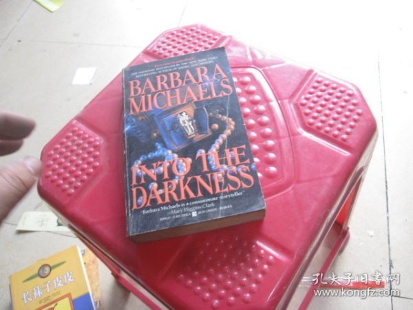 BARBARA MICHAELS INTO THE DARKNESS