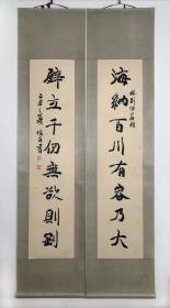 【刘俊京】，【书法对联】中国书法家协会理事，北京书法家协会副主席，中央国家机关美术家协会副主席，中国佛学艺术研究院院长，中华养生书画研究院院长，北京东城书法家协会主席，北京市海淀政协委员；书法师从著名书法家欧阳中石先生。
