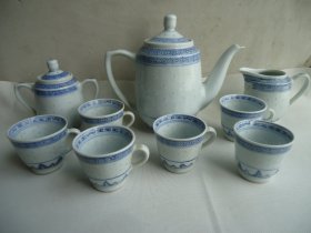 景德镇玲珑瓷茶壶，茶杯，茶叶罐，一套（库存）