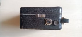 上世纪二，三十年代法国造，德国蔡司Zeiss镜头手上发条电影摄影机（附多个带盒，镜头，原装皮盒）
