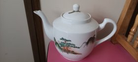 上世纪七十年代手绘“青山，青松”瓷茶壶
