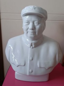 上世纪六十年代“唐山九厂”半身毛主席瓷像（品好，高约27厘米）