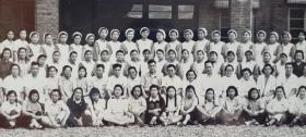 1954年“中卫中直第一医院护士学校第二期学生毕业典礼全体师生合影”照片