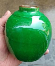 哥窑绿色陶瓷小罐