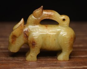 和田玉兽 规格: 6.2×5.0×2.2厘米，重 78克。
