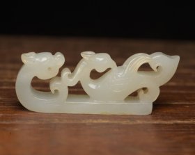 和田玉龙凤呈祥 规格: 7.3×2.7×1.3厘米，重 43克