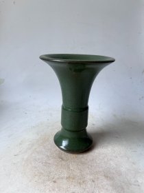龙泉孔雀绿花觚瓶
口径12cm
高度17cm