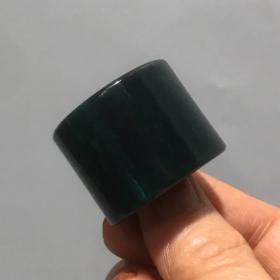 清代：【老虬角素面扳指】规格：板指口外径3.2内径2.2cm高2.5cm重21g
简介：取材珍稀，密度高，色泽鲜艳，造办处工艺、佩戴效果极佳，