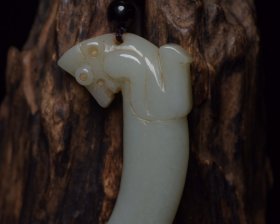 和田玉祖
规格:14*5.6*1.6厘米 重 117克